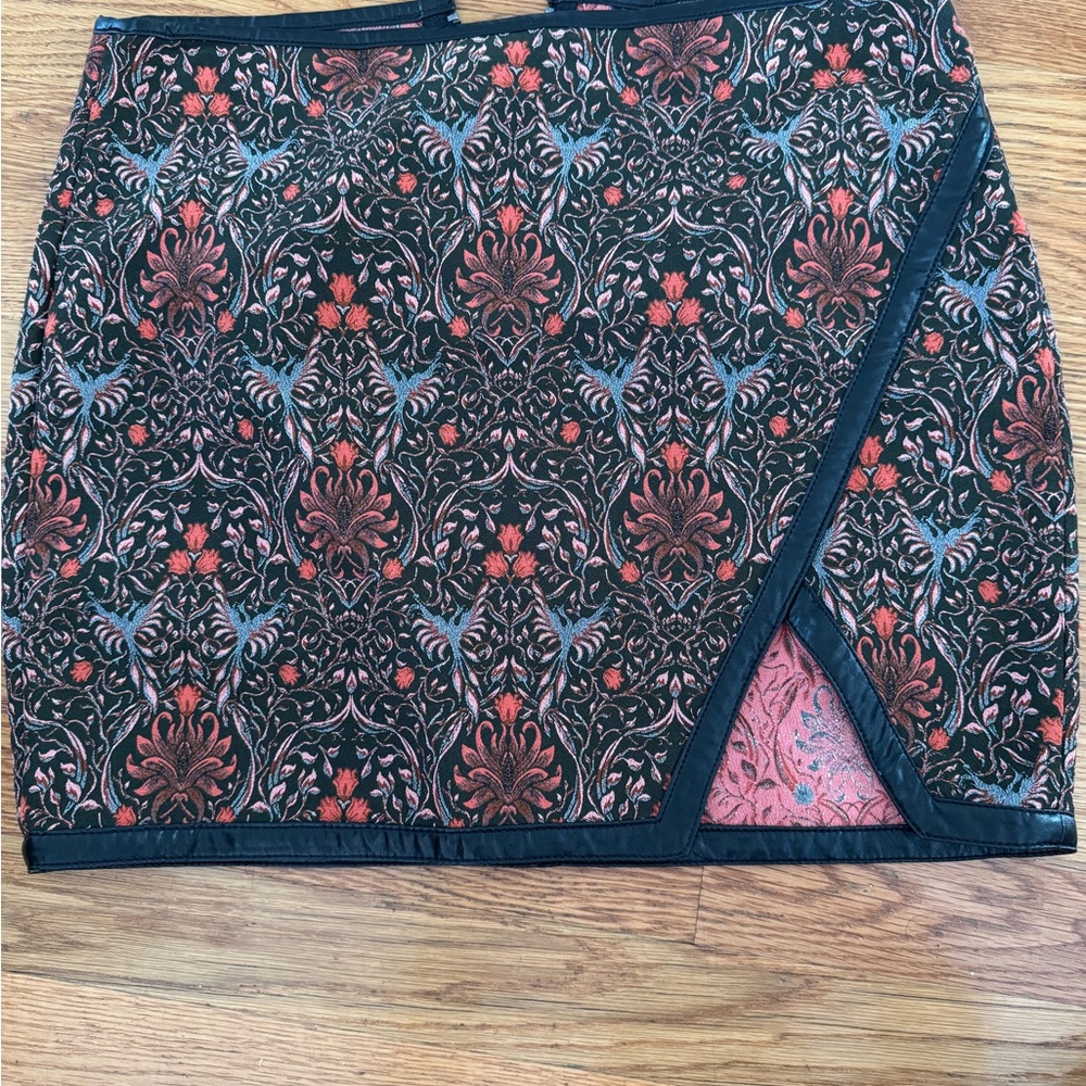 Express mini skirt with faux leather trim - size 4